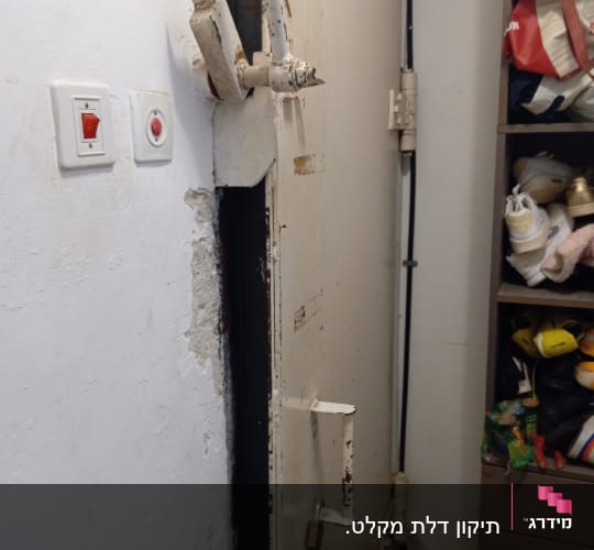 דלת מתכת עם מנעול ובריחים